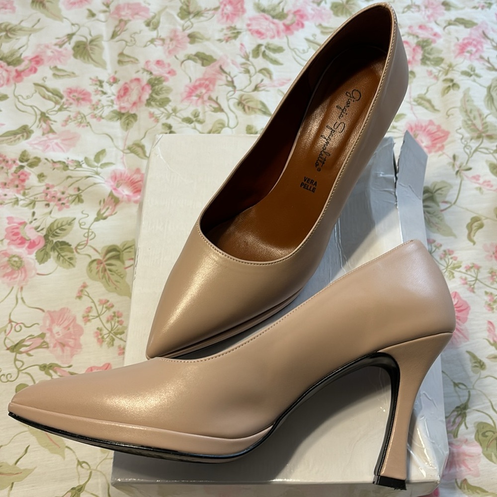 Leather pointy heel shoe